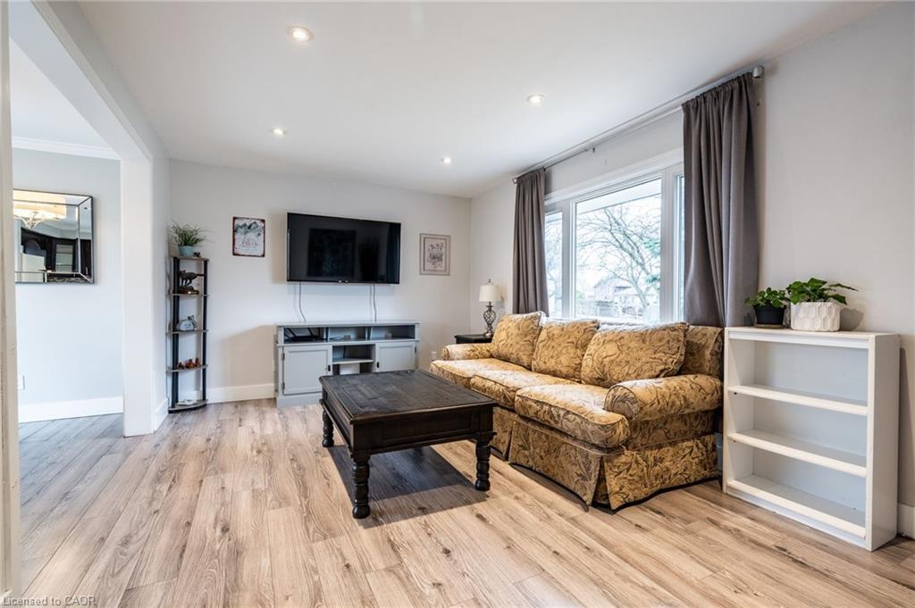 120 Chilton Drive, Stoney Creek, ON - Indoor Photo Showing Living Room