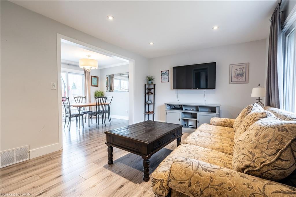 120 Chilton Drive, Stoney Creek, ON - Indoor Photo Showing Living Room