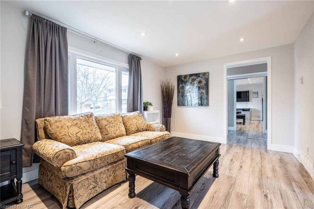 120 Chilton Drive, Stoney Creek, ON - Indoor Photo Showing Living Room
