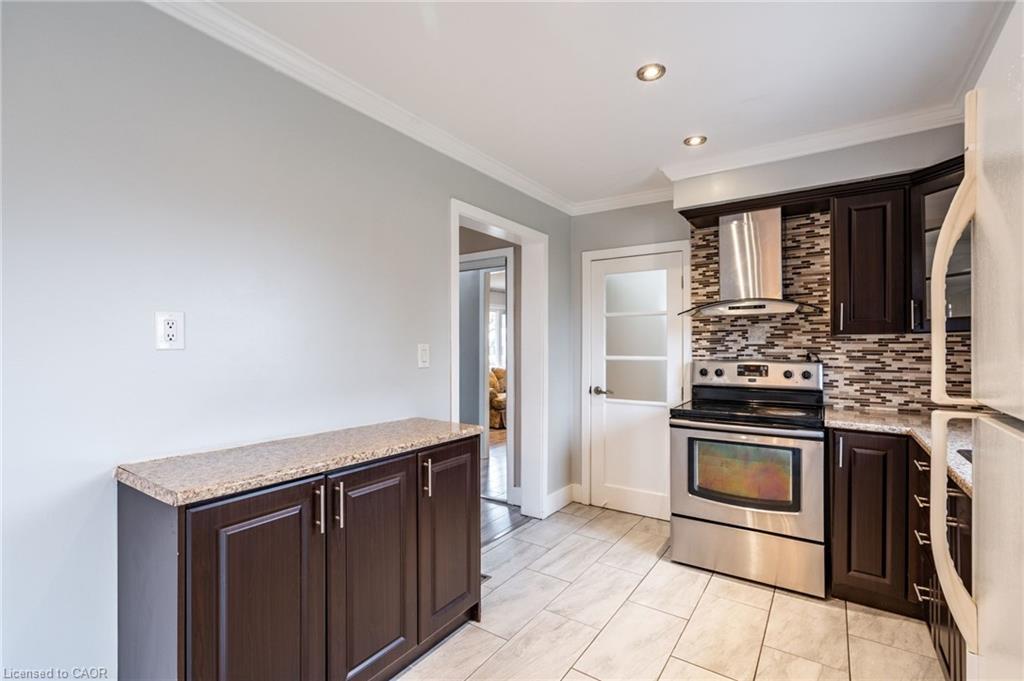 120 Chilton Drive, Stoney Creek, ON - Indoor Photo Showing Kitchen