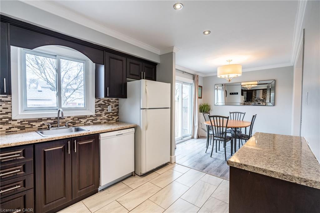 120 Chilton Drive, Stoney Creek, ON - Indoor Photo Showing Kitchen