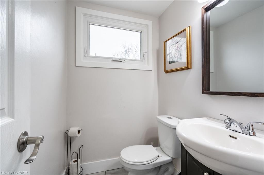 120 Chilton Drive, Stoney Creek, ON - Indoor Photo Showing Bathroom