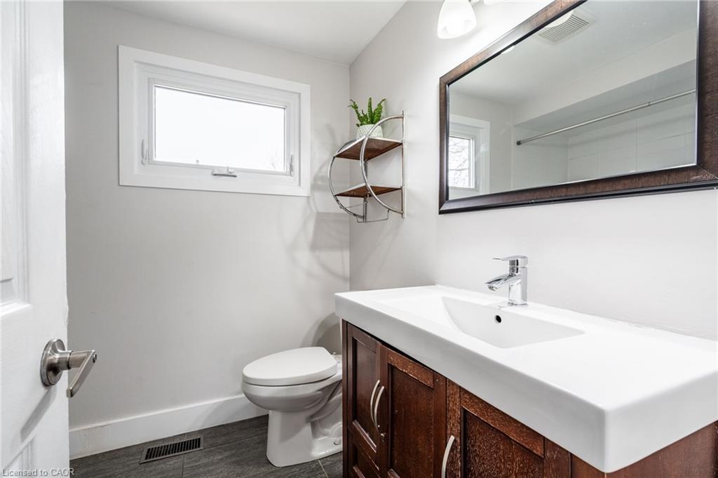 120 Chilton Drive, Stoney Creek, ON - Indoor Photo Showing Bathroom
