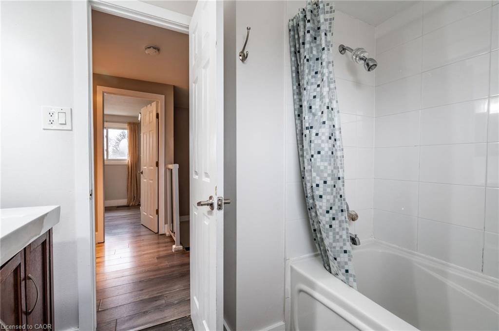 120 Chilton Drive, Stoney Creek, ON - Indoor Photo Showing Bathroom