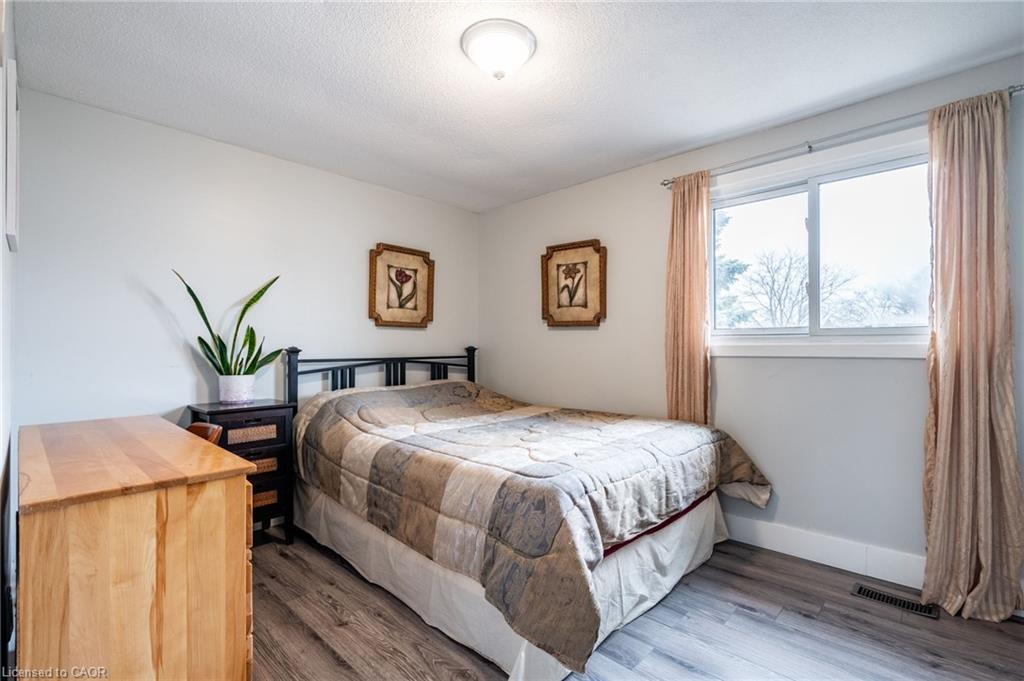 120 Chilton Drive, Stoney Creek, ON - Indoor Photo Showing Bedroom