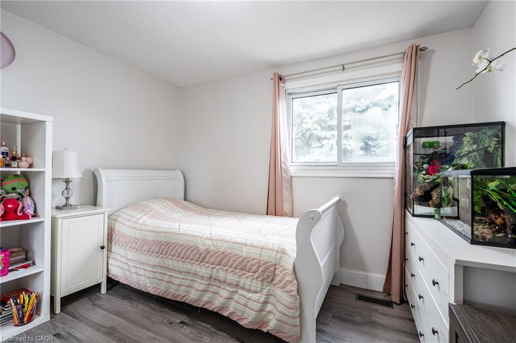 120 Chilton Drive, Stoney Creek, ON - Indoor Photo Showing Bedroom