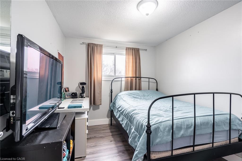 120 Chilton Drive, Stoney Creek, ON - Indoor Photo Showing Bedroom