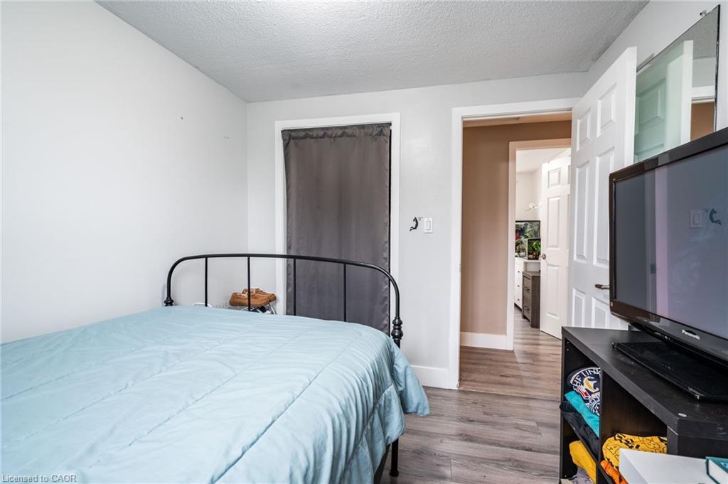 120 Chilton Drive, Stoney Creek, ON - Indoor Photo Showing Bedroom