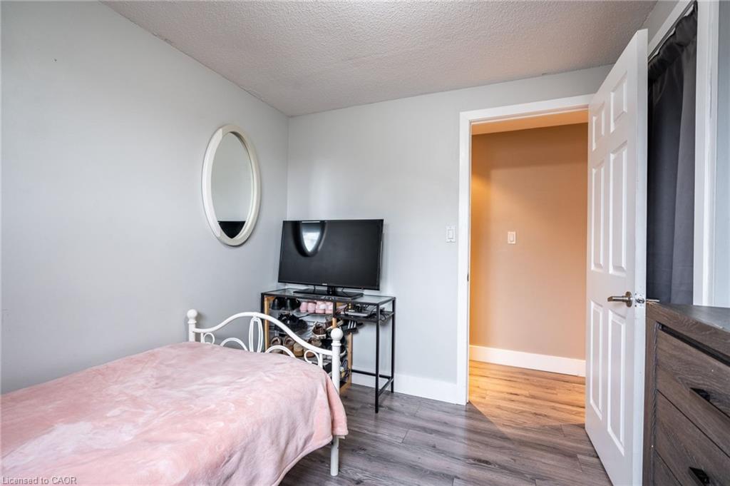 120 Chilton Drive, Stoney Creek, ON - Indoor Photo Showing Bedroom