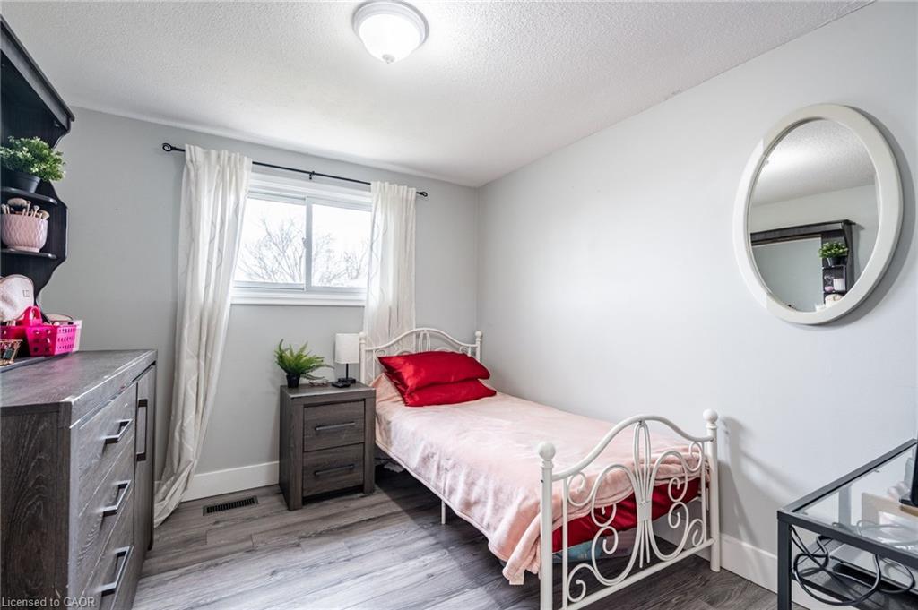 120 Chilton Drive, Stoney Creek, ON - Indoor Photo Showing Bedroom