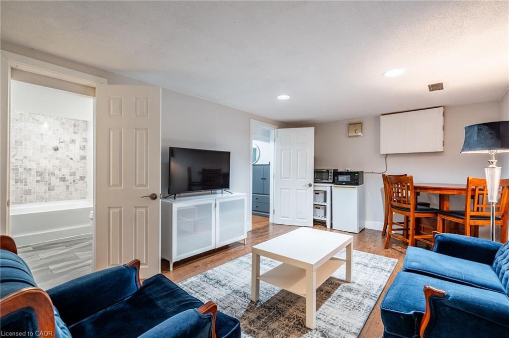 120 Chilton Drive, Stoney Creek, ON - Indoor Photo Showing Living Room