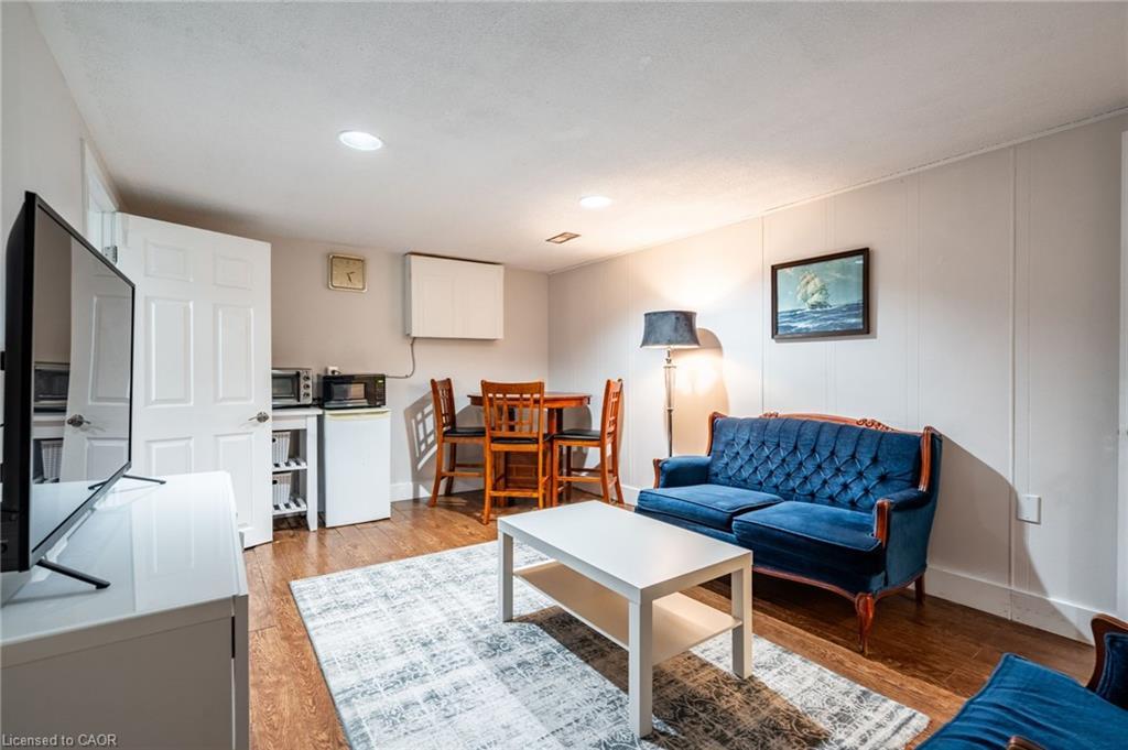120 Chilton Drive, Stoney Creek, ON - Indoor Photo Showing Living Room