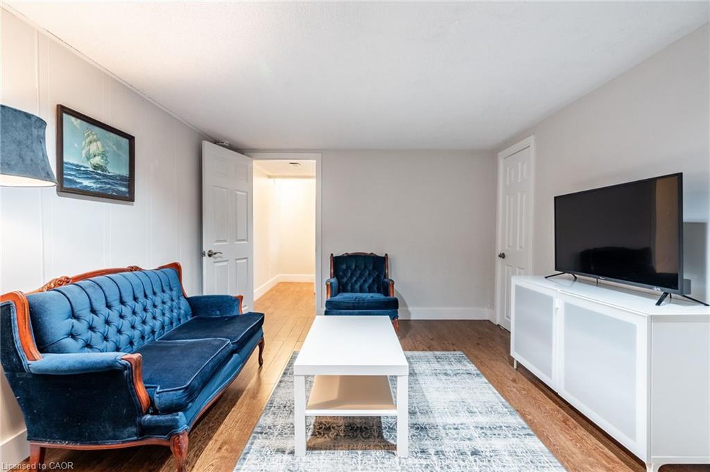 120 Chilton Drive, Stoney Creek, ON - Indoor Photo Showing Living Room