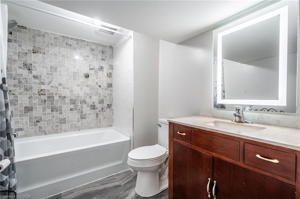 120 Chilton Drive, Stoney Creek, ON - Indoor Photo Showing Bathroom