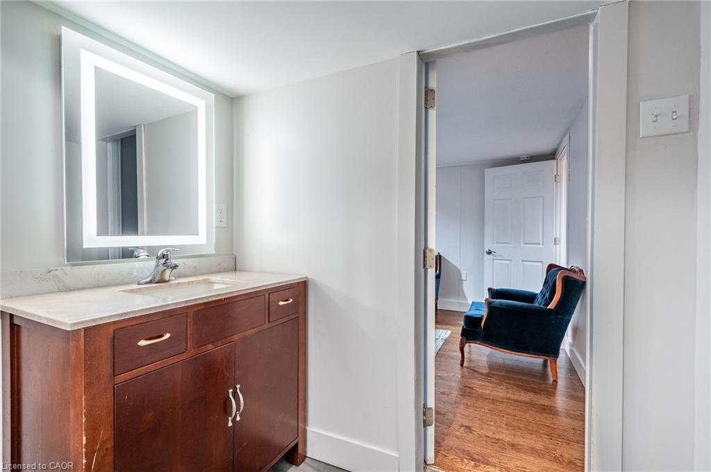 120 Chilton Drive, Stoney Creek, ON - Indoor Photo Showing Bathroom