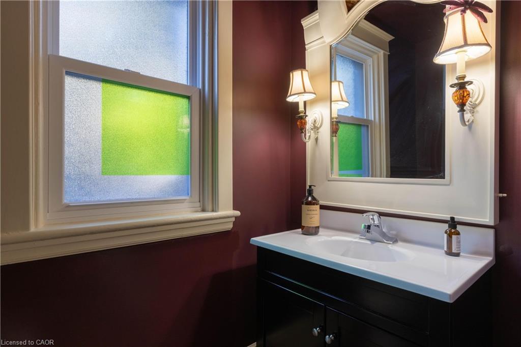 40 Stanley Avenue, Hamilton, ON - Indoor Photo Showing Bathroom