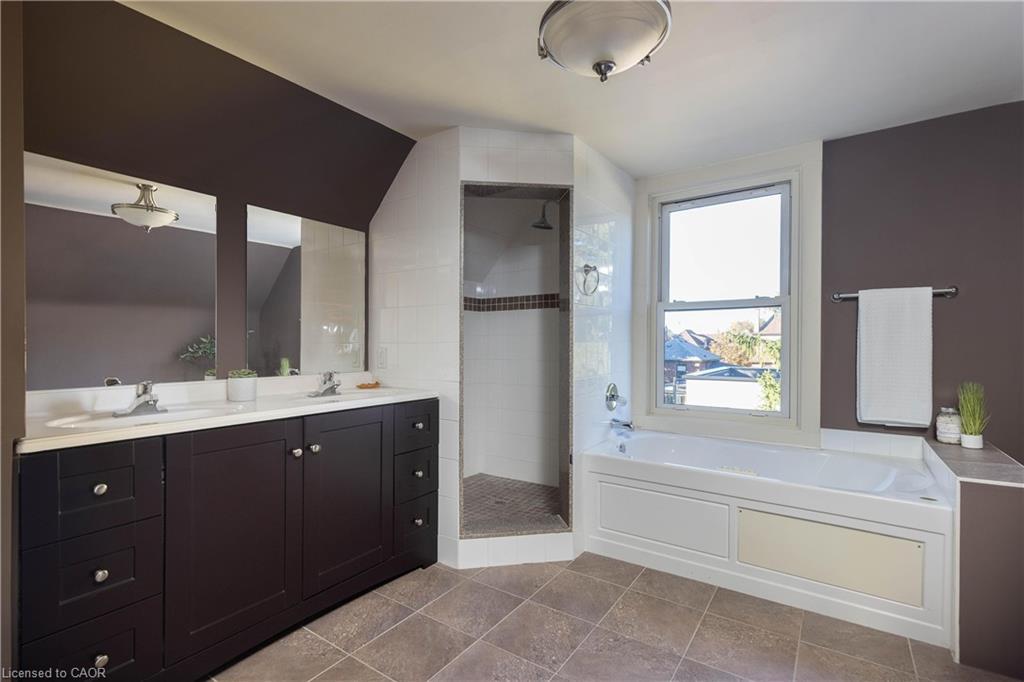 40 Stanley Avenue, Hamilton, ON - Indoor Photo Showing Bathroom