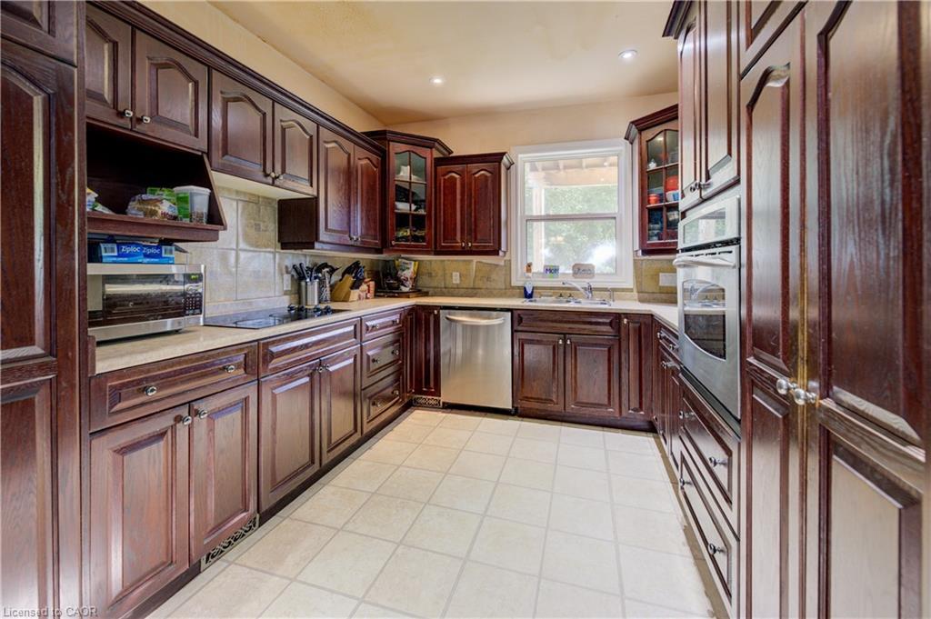7 Robinson Street S, Grimsby, ON - Indoor Photo Showing Kitchen