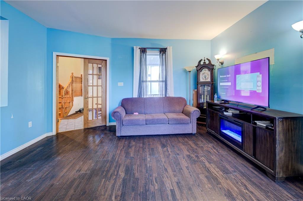 7 Robinson Street S, Grimsby, ON - Indoor Photo Showing Living Room
