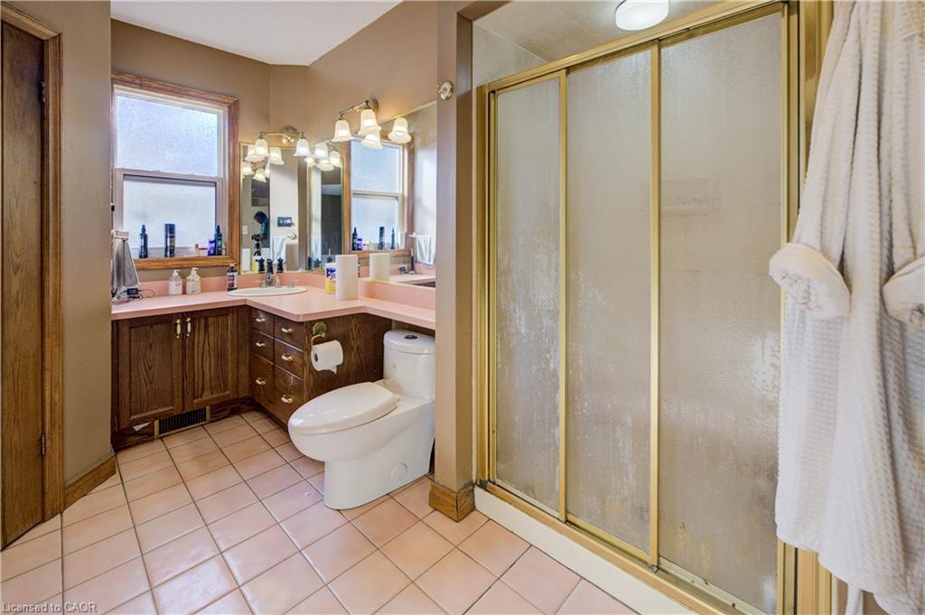 7 Robinson Street S, Grimsby, ON - Indoor Photo Showing Bathroom