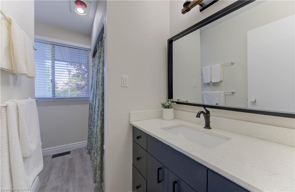 194 Limpert Avenue, Cambridge, ON - Indoor Photo Showing Bathroom