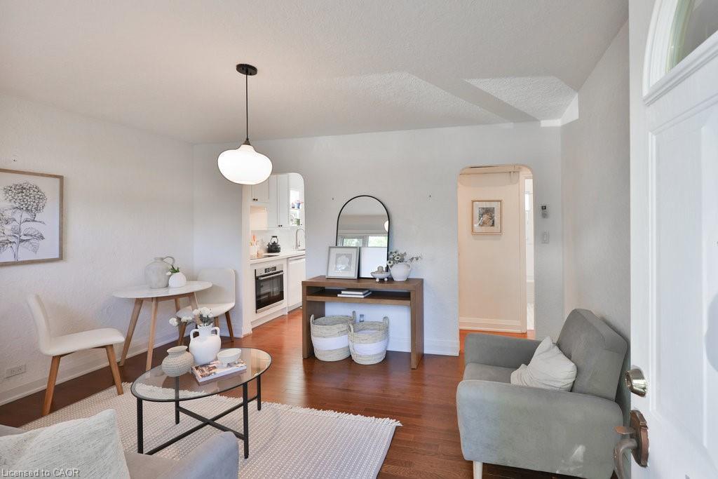 1088 Cherriebell Road, Mississauga, ON - Indoor Photo Showing Living Room
