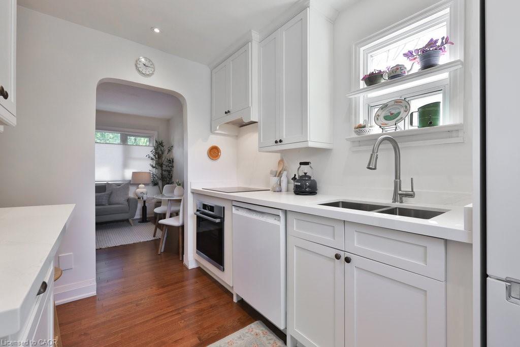 1088 Cherriebell Road, Mississauga, ON - Indoor Photo Showing Kitchen With Double Sink