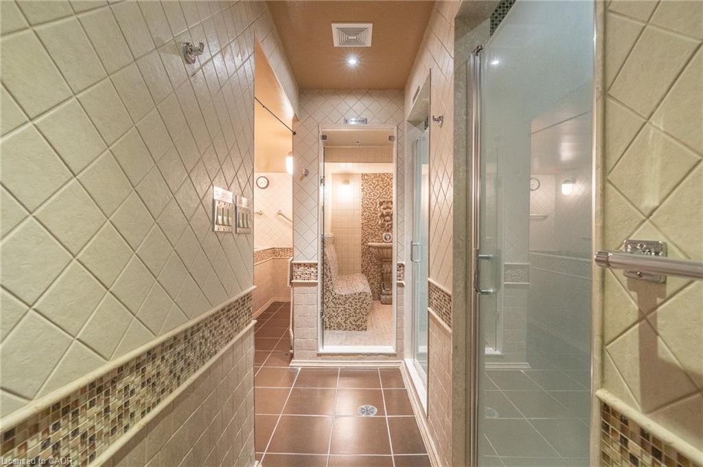 11 Belmont Avenue W, Kitchener, ON - Indoor Photo Showing Bathroom