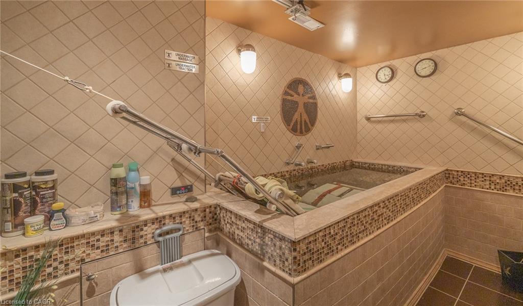 11 Belmont Avenue W, Kitchener, ON - Indoor Photo Showing Bathroom