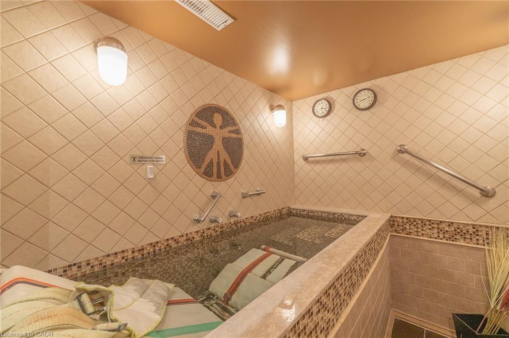 11 Belmont Avenue W, Kitchener, ON - Indoor Photo Showing Bathroom