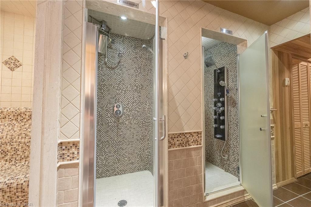 11 Belmont Avenue W, Kitchener, ON - Indoor Photo Showing Bathroom