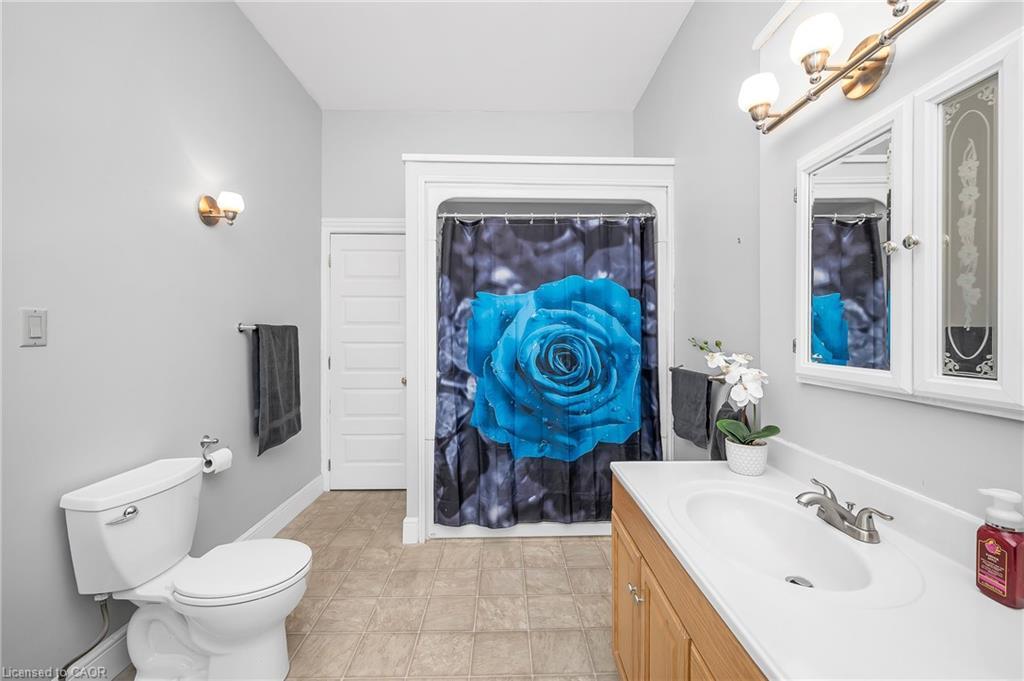 127 East Avenue N, Hamilton, ON - Indoor Photo Showing Bathroom