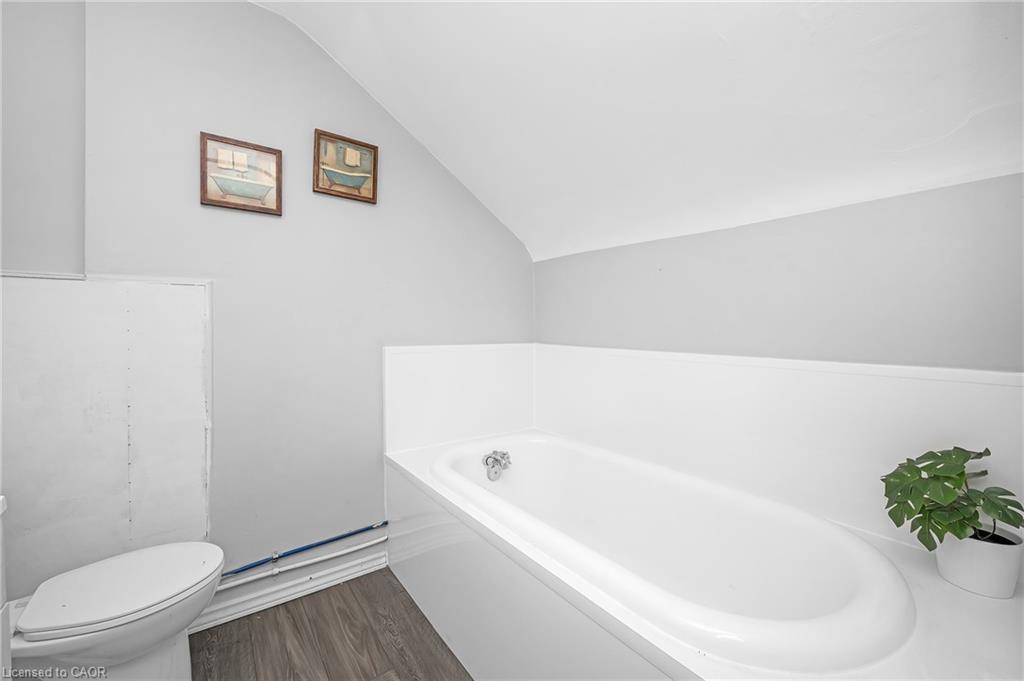 127 East Avenue N, Hamilton, ON - Indoor Photo Showing Bathroom