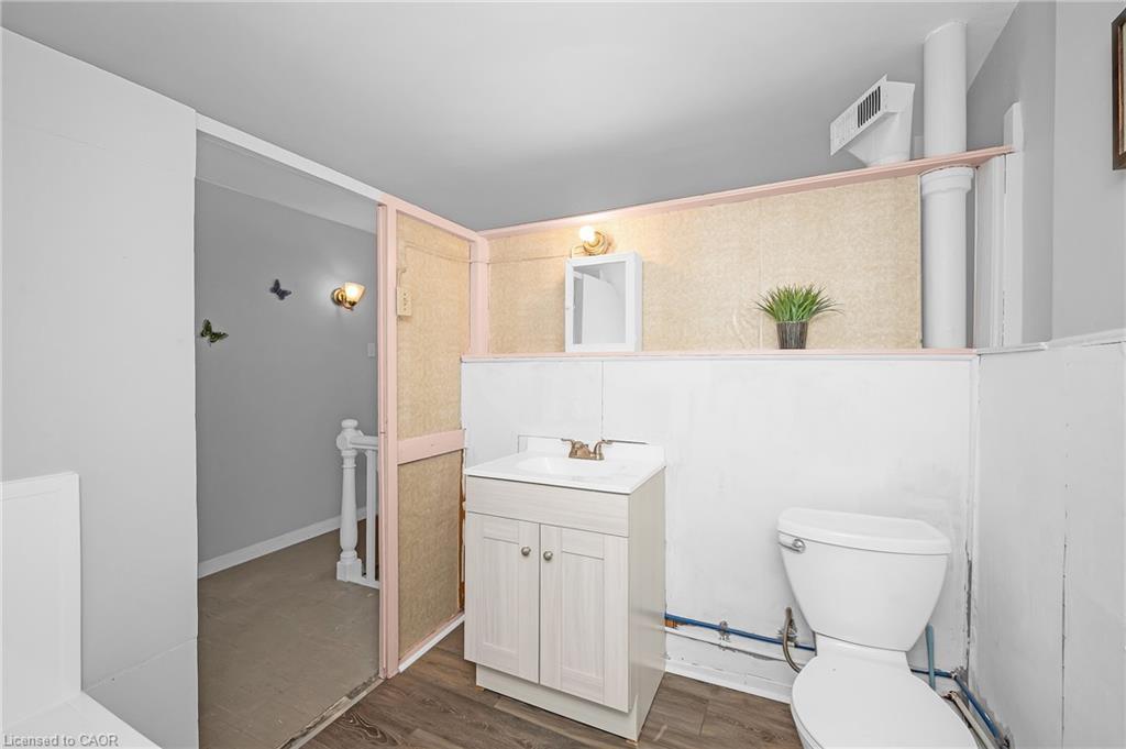 127 East Avenue N, Hamilton, ON - Indoor Photo Showing Bathroom