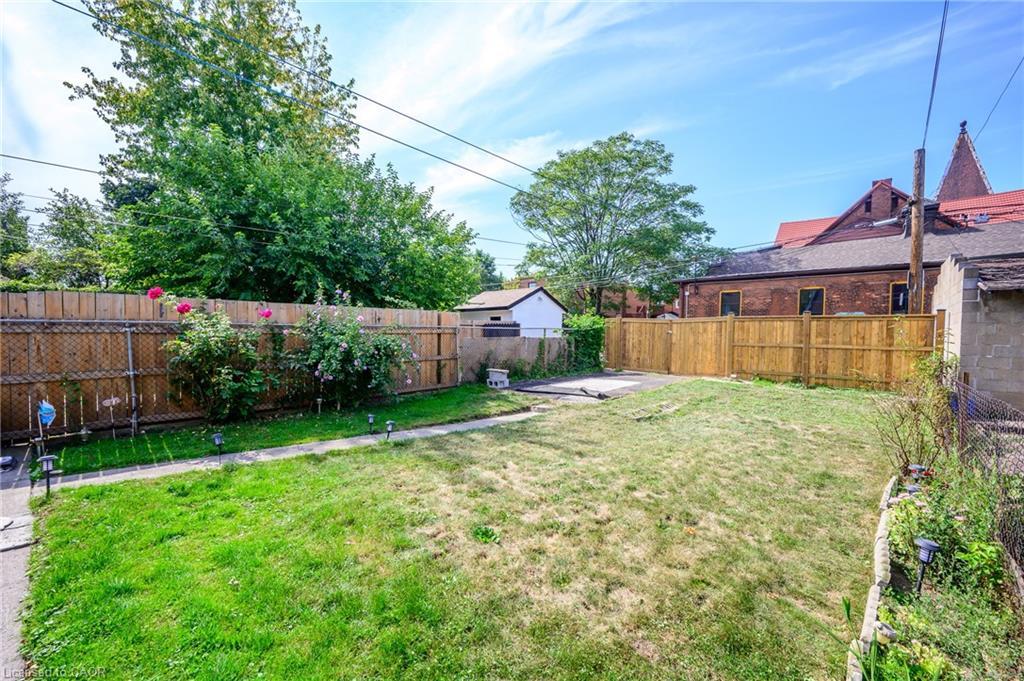 127 East Avenue N, Hamilton, ON - Outdoor With Backyard