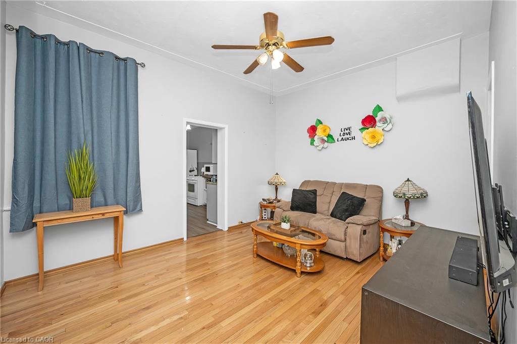 127 East Avenue N, Hamilton, ON - Indoor Photo Showing Living Room