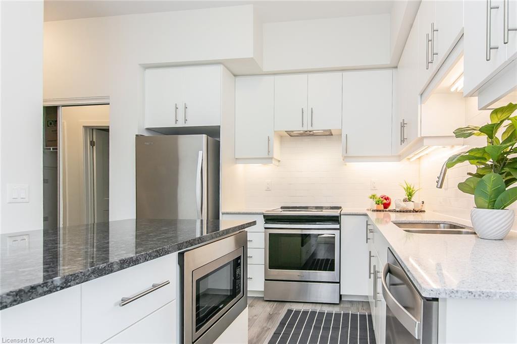 102-251 Northfield Drive E, Waterloo, ON - Indoor Photo Showing Kitchen With Stainless Steel Kitchen With Double Sink With Upgraded Kitchen