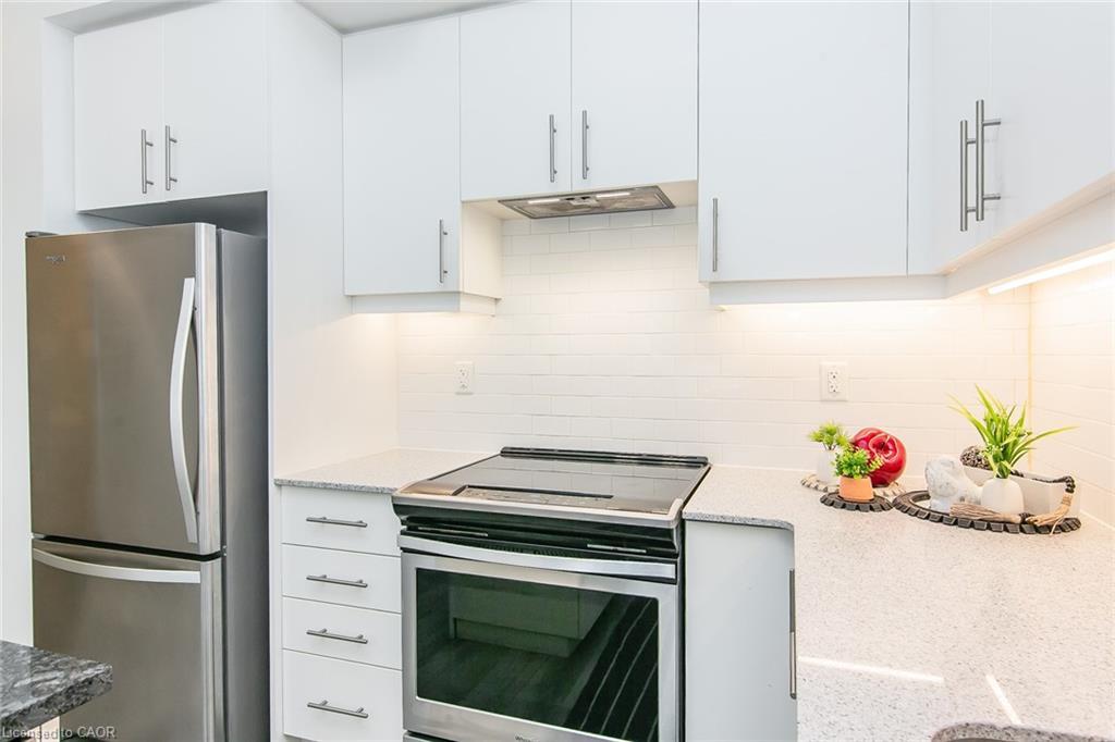 102-251 Northfield Drive E, Waterloo, ON - Indoor Photo Showing Kitchen With Stainless Steel Kitchen With Upgraded Kitchen