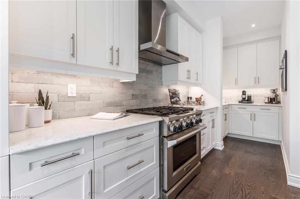 64 Elysian Fields Circle, Brampton, ON - Indoor Photo Showing Kitchen With Upgraded Kitchen