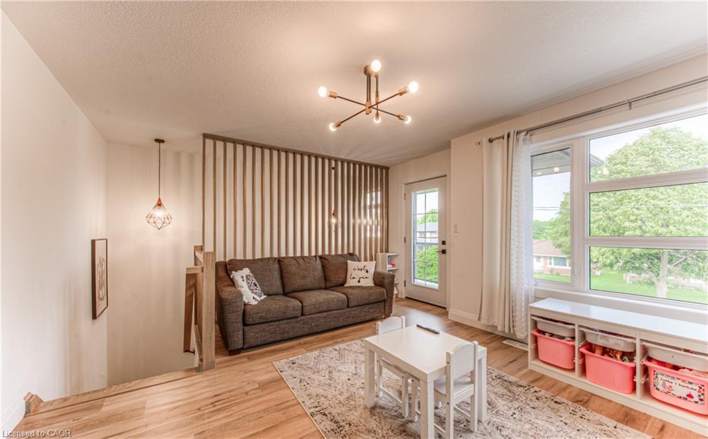 81 Fifth Avenue, Kitchener, ON - Indoor Photo Showing Living Room