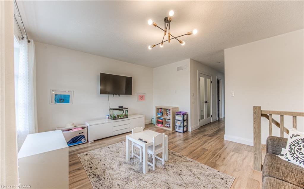 81 Fifth Avenue, Kitchener, ON - Indoor Photo Showing Living Room