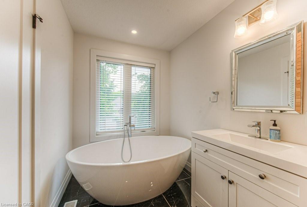 81 Fifth Avenue, Kitchener, ON - Indoor Photo Showing Bathroom