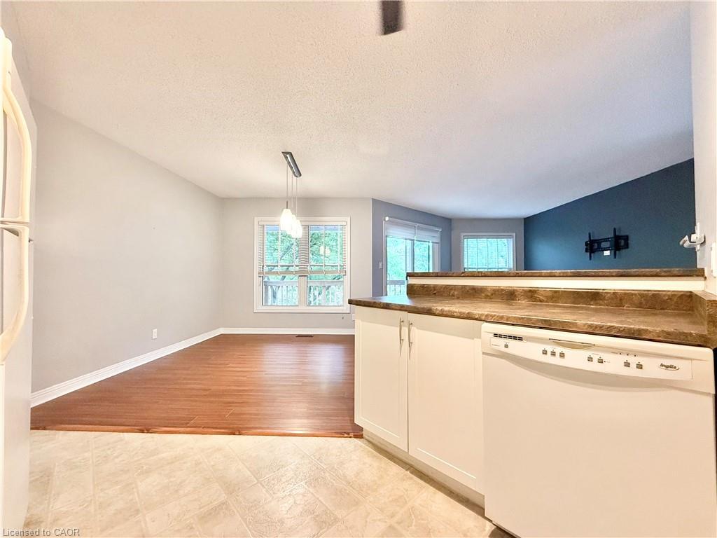 214-1220 Thorpe Road, Burlington, ON - Indoor Photo Showing Kitchen