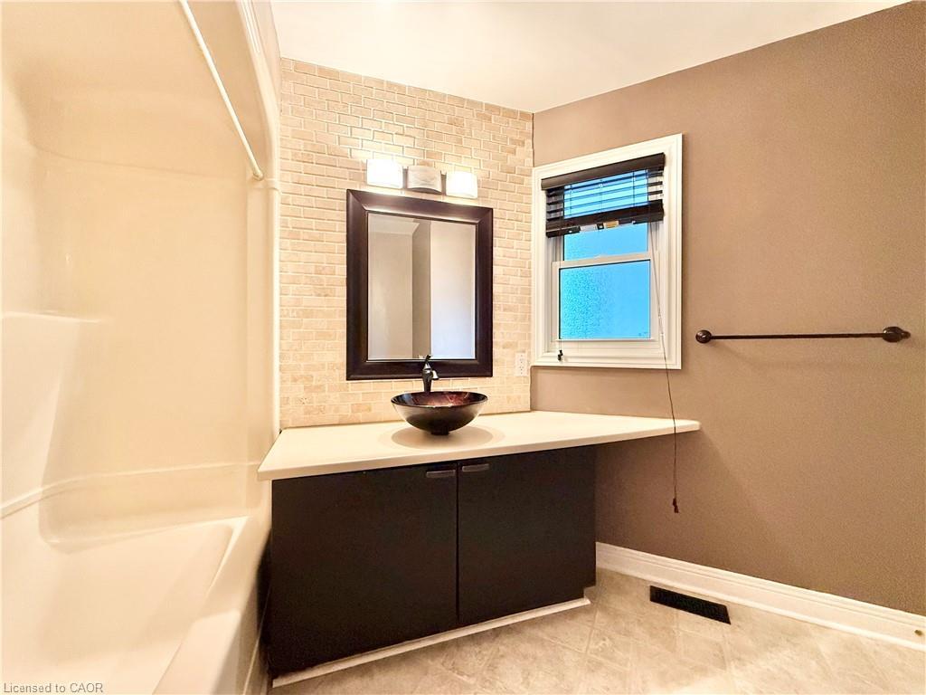 214-1220 Thorpe Road, Burlington, ON - Indoor Photo Showing Bathroom