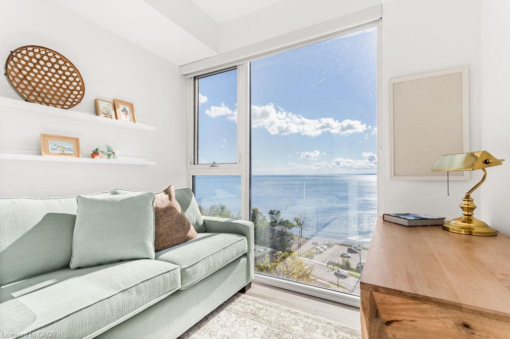 1207-370 Martha Street, Burlington, ON - Indoor Photo Showing Living Room