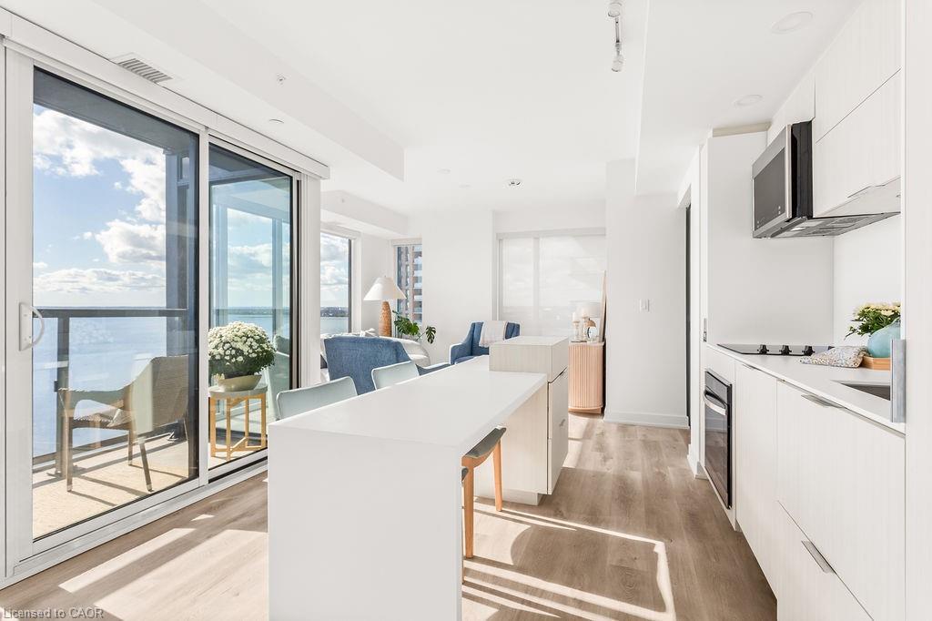 1207-370 Martha Street, Burlington, ON - Indoor Photo Showing Kitchen With Upgraded Kitchen