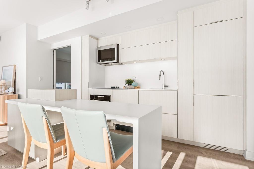 1207-370 Martha Street, Burlington, ON - Indoor Photo Showing Dining Room