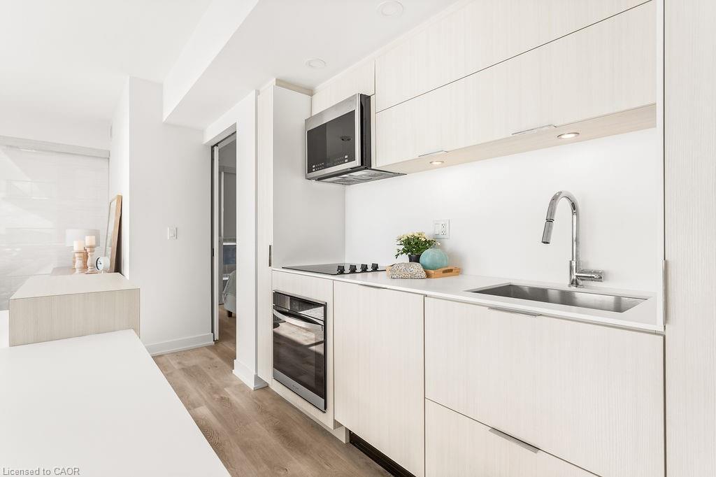 1207-370 Martha Street, Burlington, ON - Indoor Photo Showing Kitchen