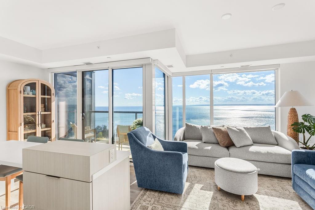 1207-370 Martha Street, Burlington, ON - Indoor Photo Showing Living Room