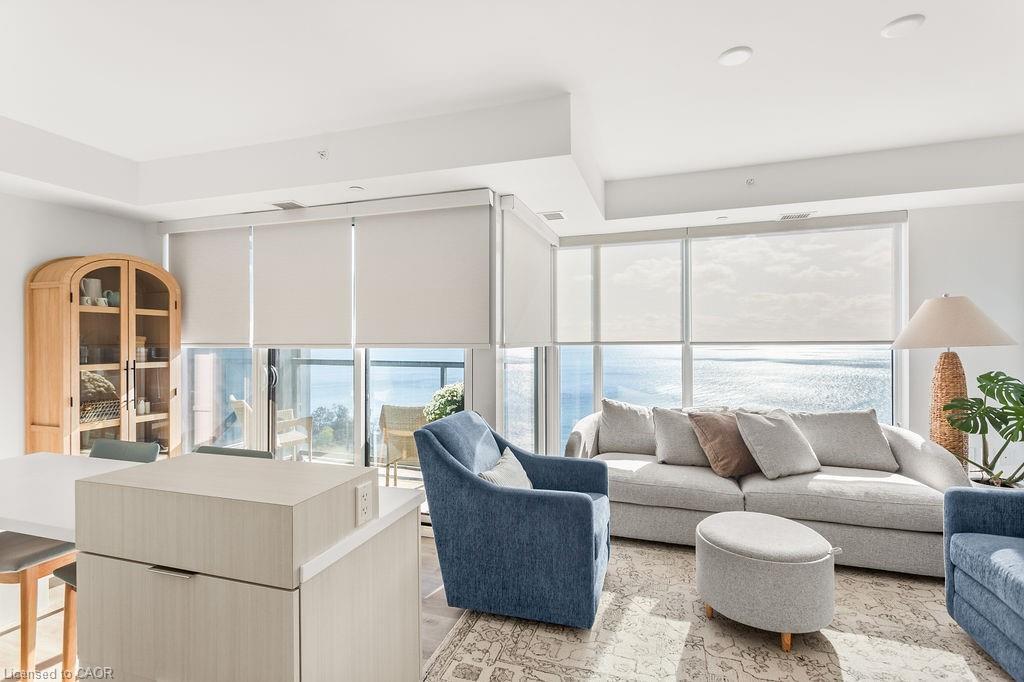 1207-370 Martha Street, Burlington, ON - Indoor Photo Showing Living Room